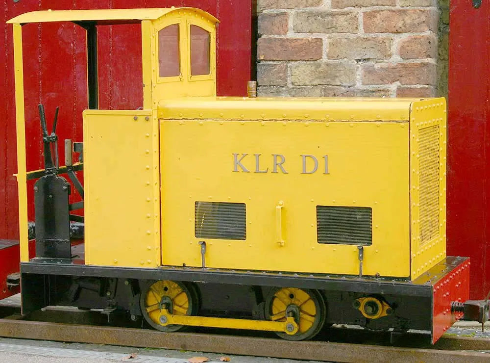 7 1/4 inch gauge petrol shunter with driving truck