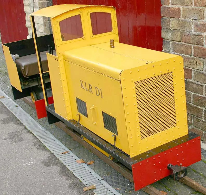 7 1/4 inch gauge petrol shunter with driving truck