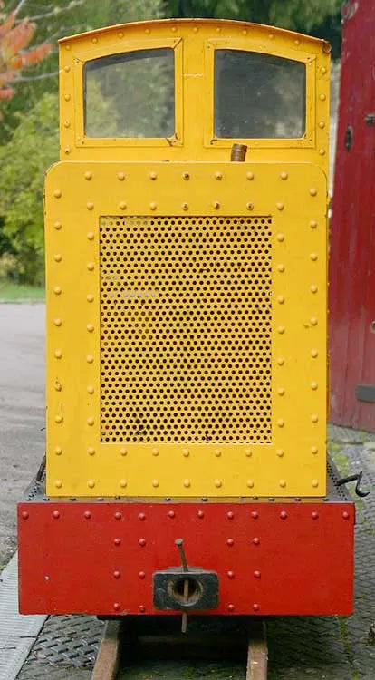 7 1/4 inch gauge petrol shunter with driving truck
