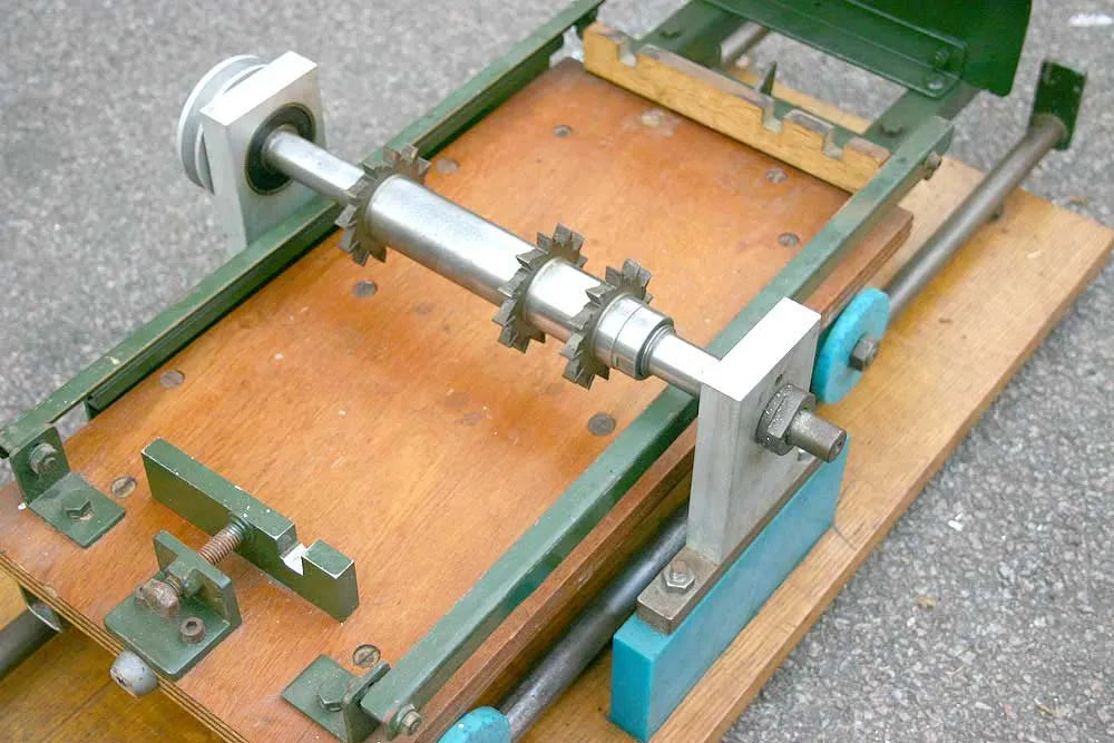 Sleeper cutting machine