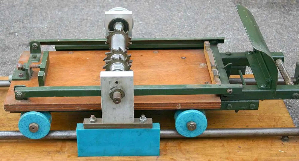 Sleeper cutting machine