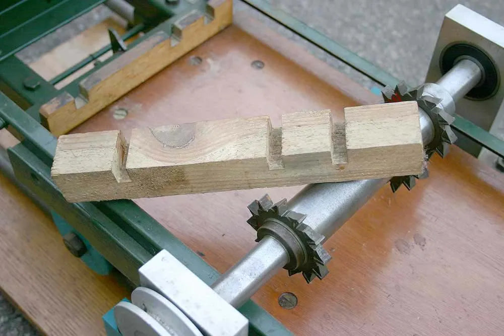 Sleeper cutting machine