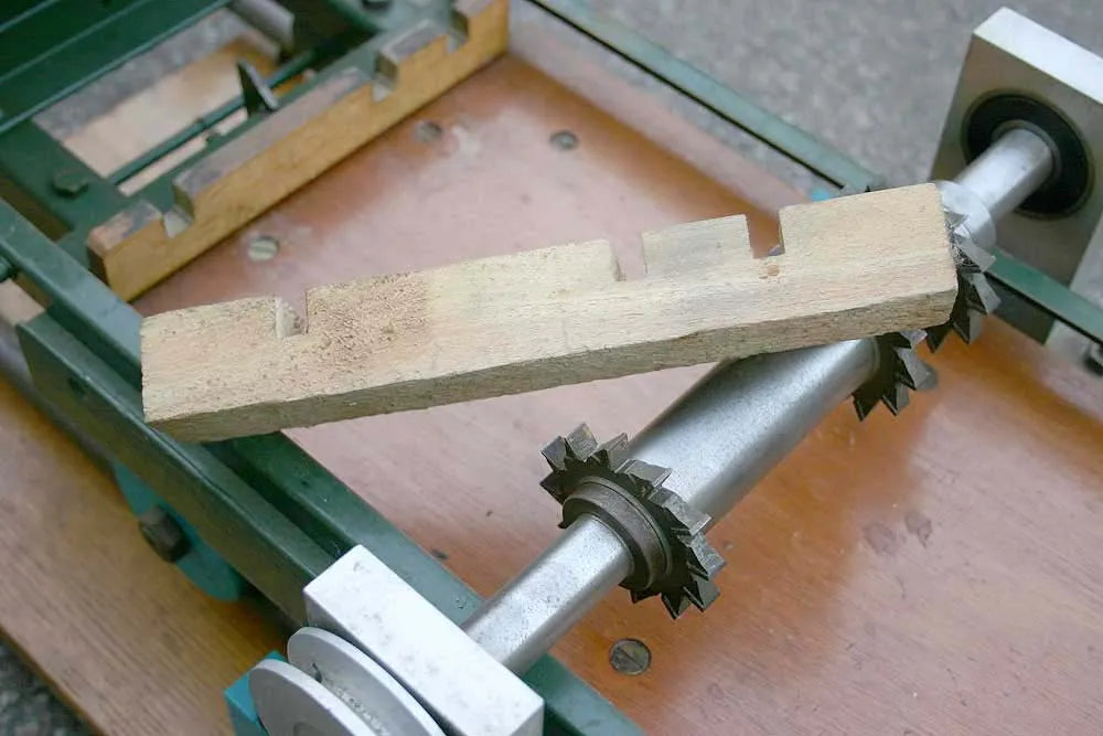 Sleeper cutting machine
