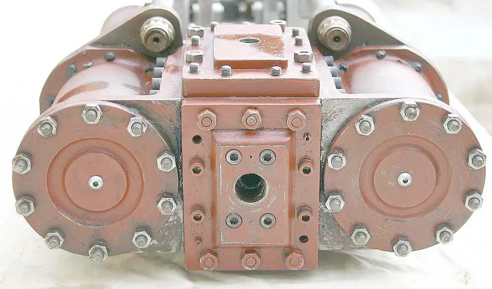 Twin cylinder steam car engine