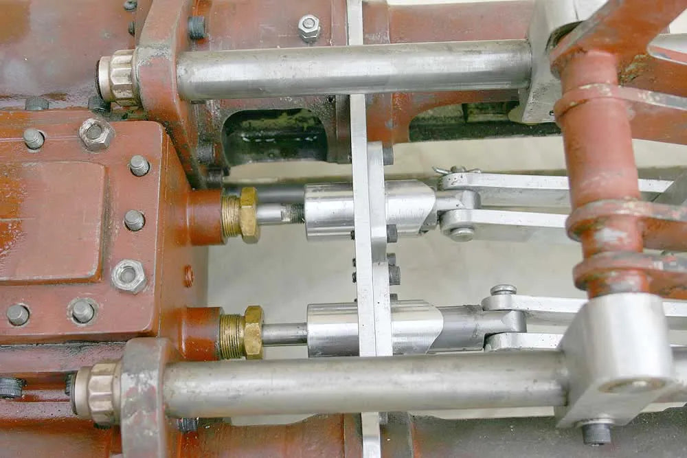 Twin cylinder steam car engine