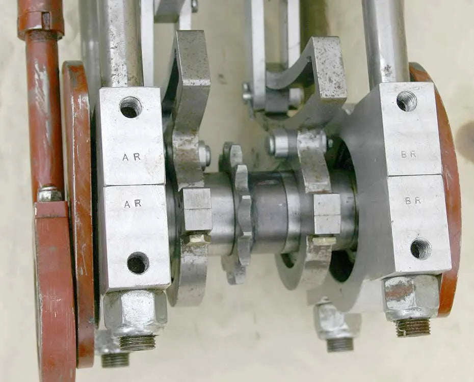 Twin cylinder steam car engine