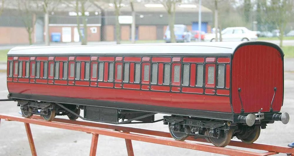 Aristocraft LMS Suburban coach with hydraulic brakes