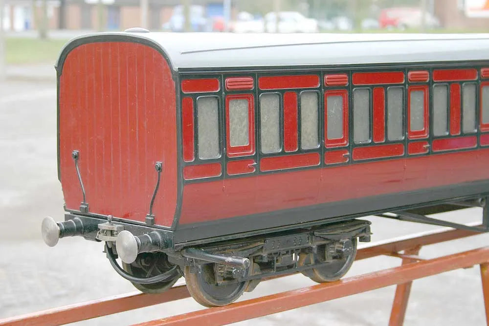 Aristocraft LMS Suburban coach with hydraulic brakes