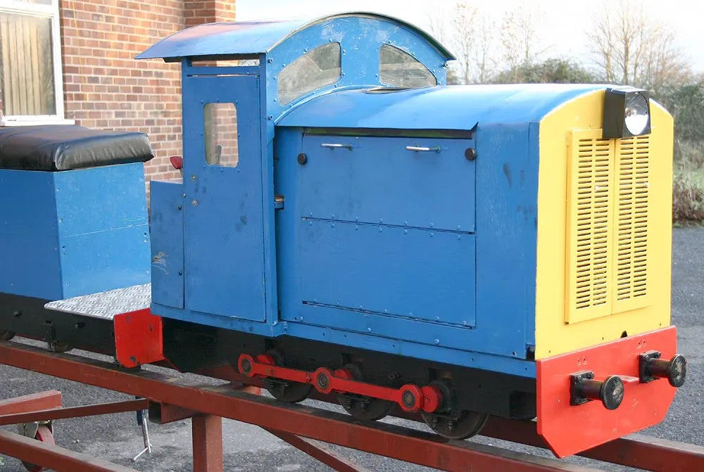 7 1/4 inch gauge petrol shunter with driving truck