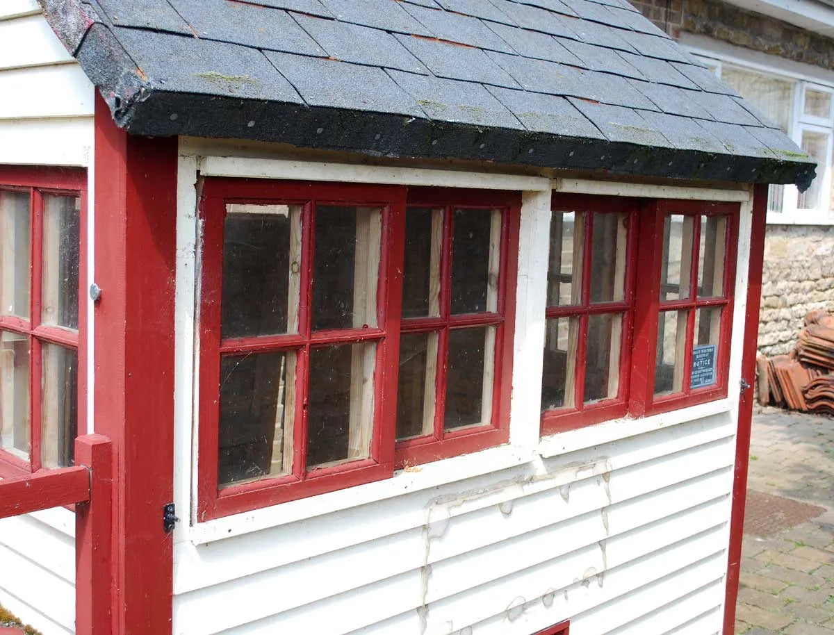 Scaleway Signals signal box (maroon)