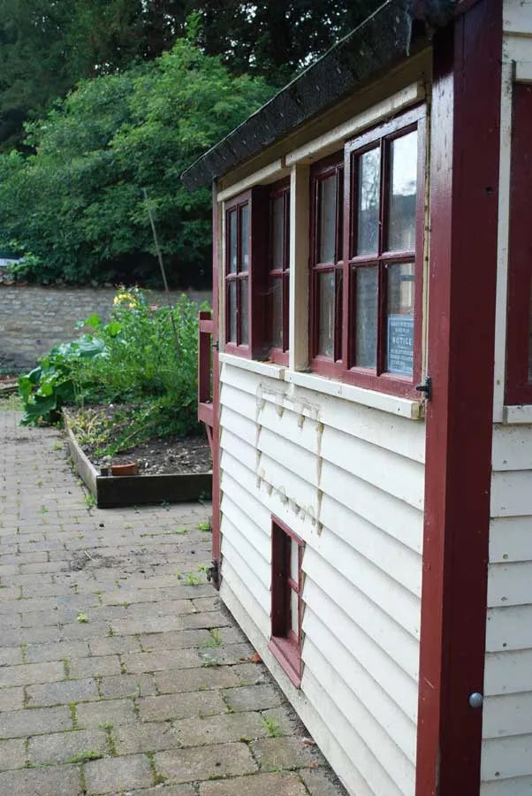 Scaleway Signals signal box (maroon)