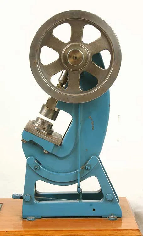 Model toggle press