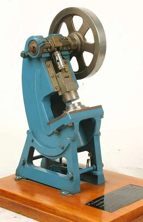 Model toggle press