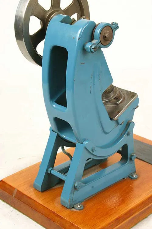 Model toggle press