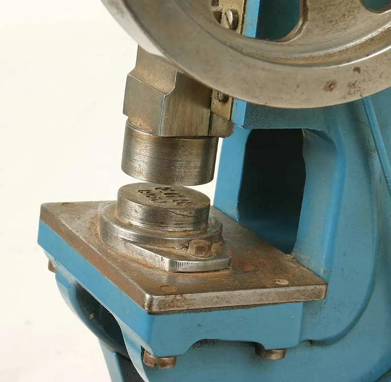 Model toggle press
