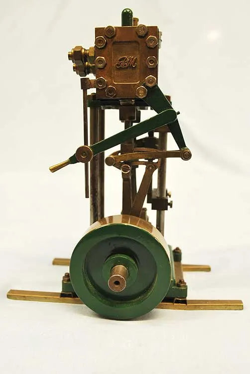 Small vertical engine with reversing gear