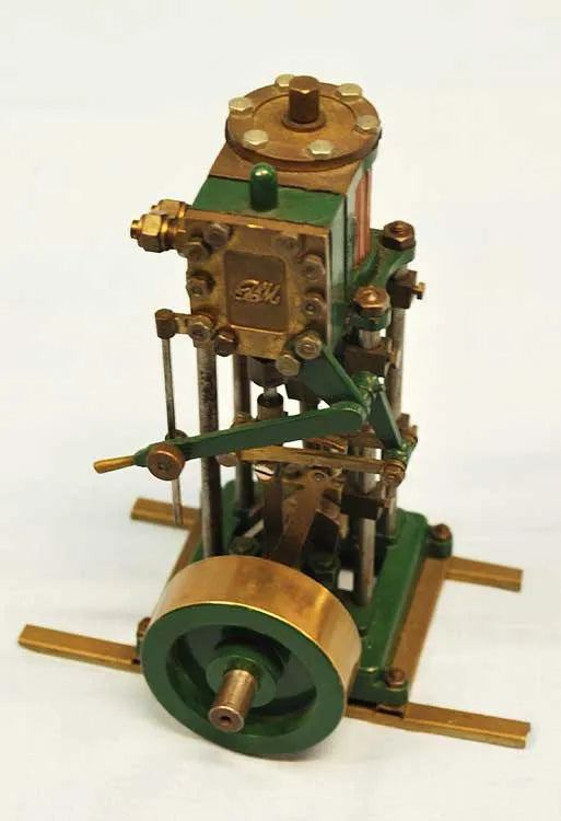 Small vertical engine with reversing gear