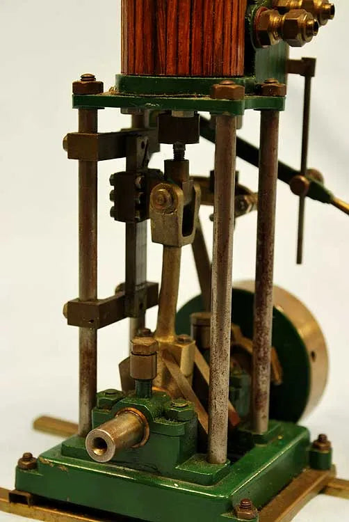Small vertical engine with reversing gear