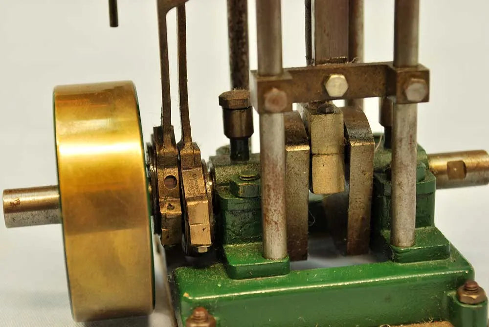 Small vertical engine with reversing gear