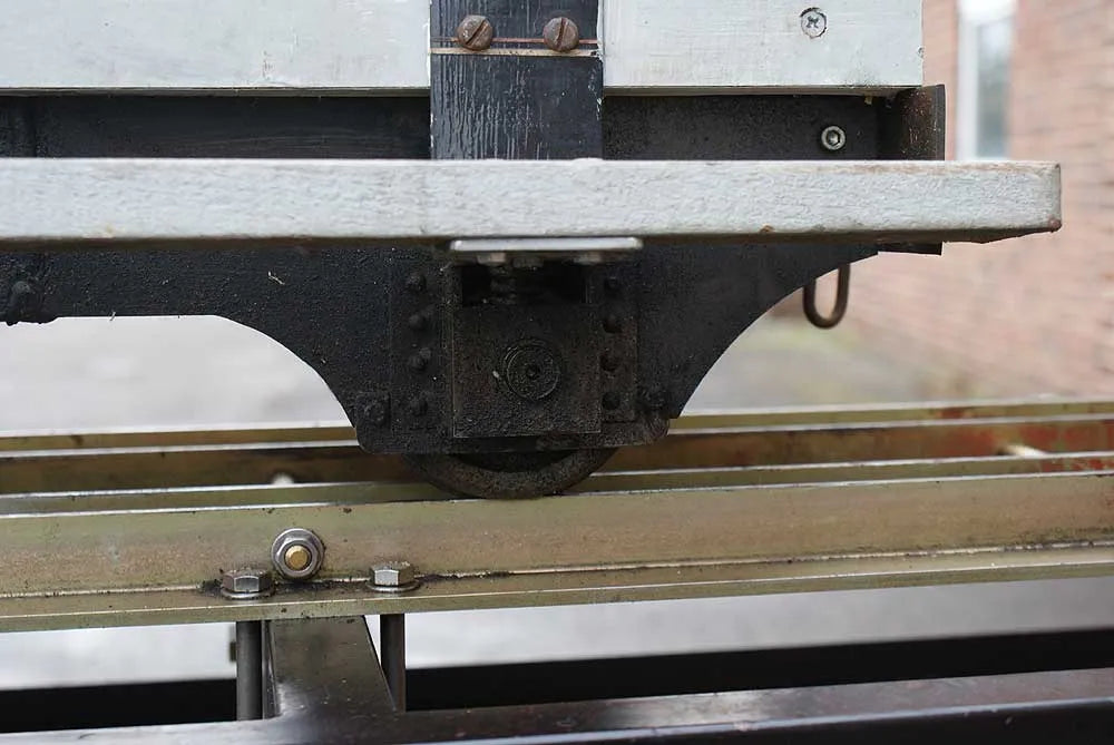 Four wheel ground level driving truck