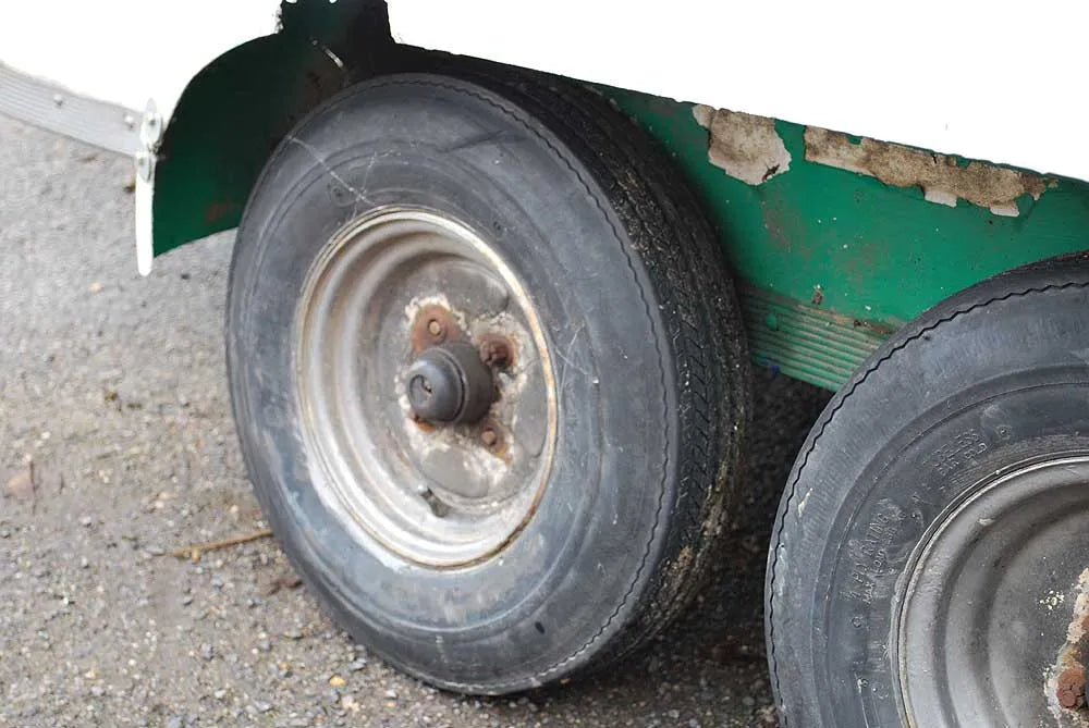 Four wheel box trailer