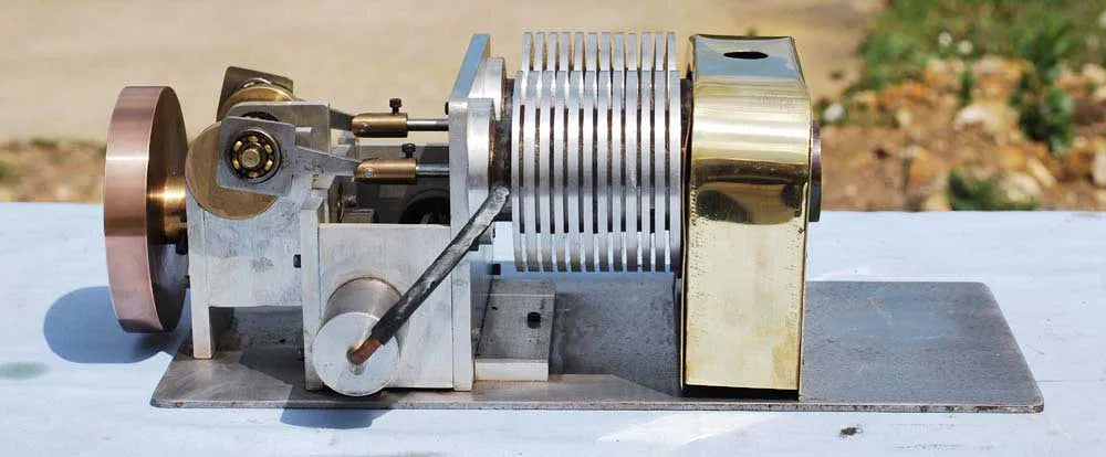 Twin cylinder hot air engine