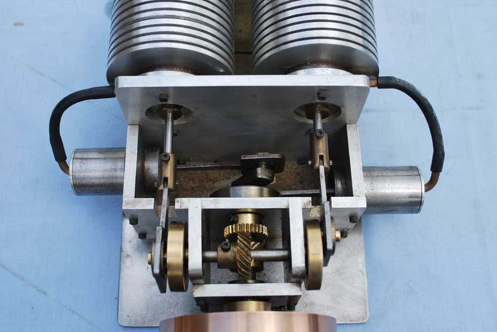 Twin cylinder hot air engine