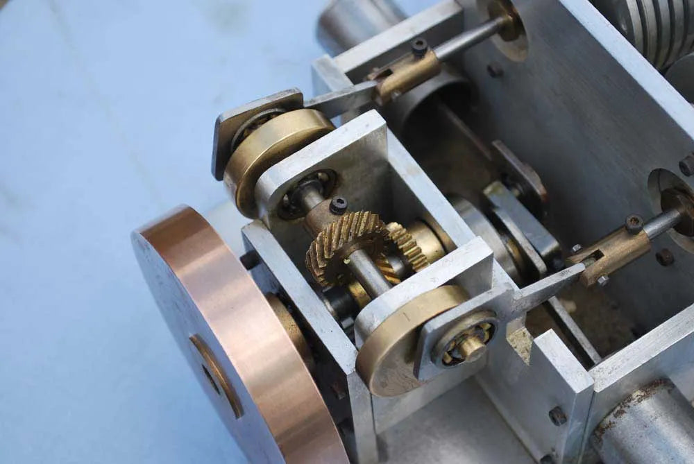 Twin cylinder hot air engine