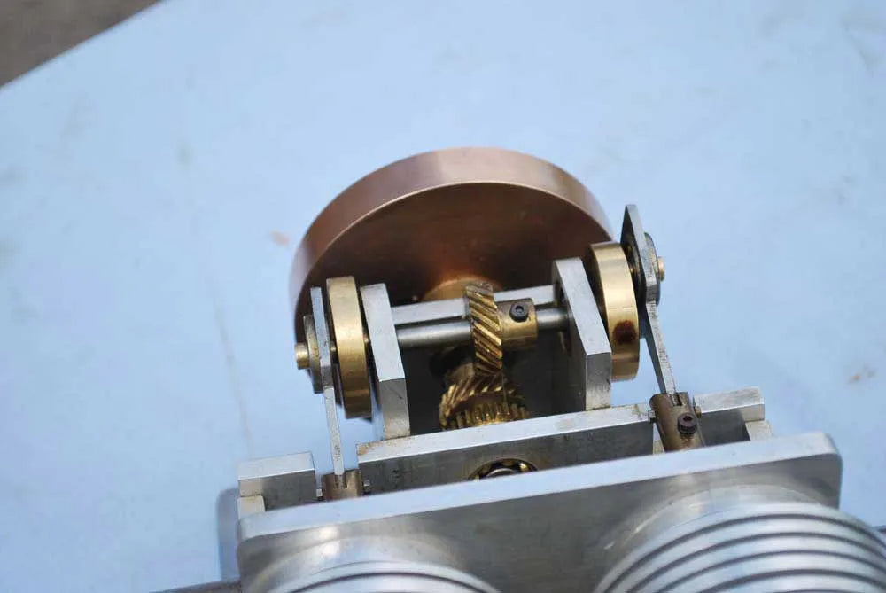 Twin cylinder hot air engine