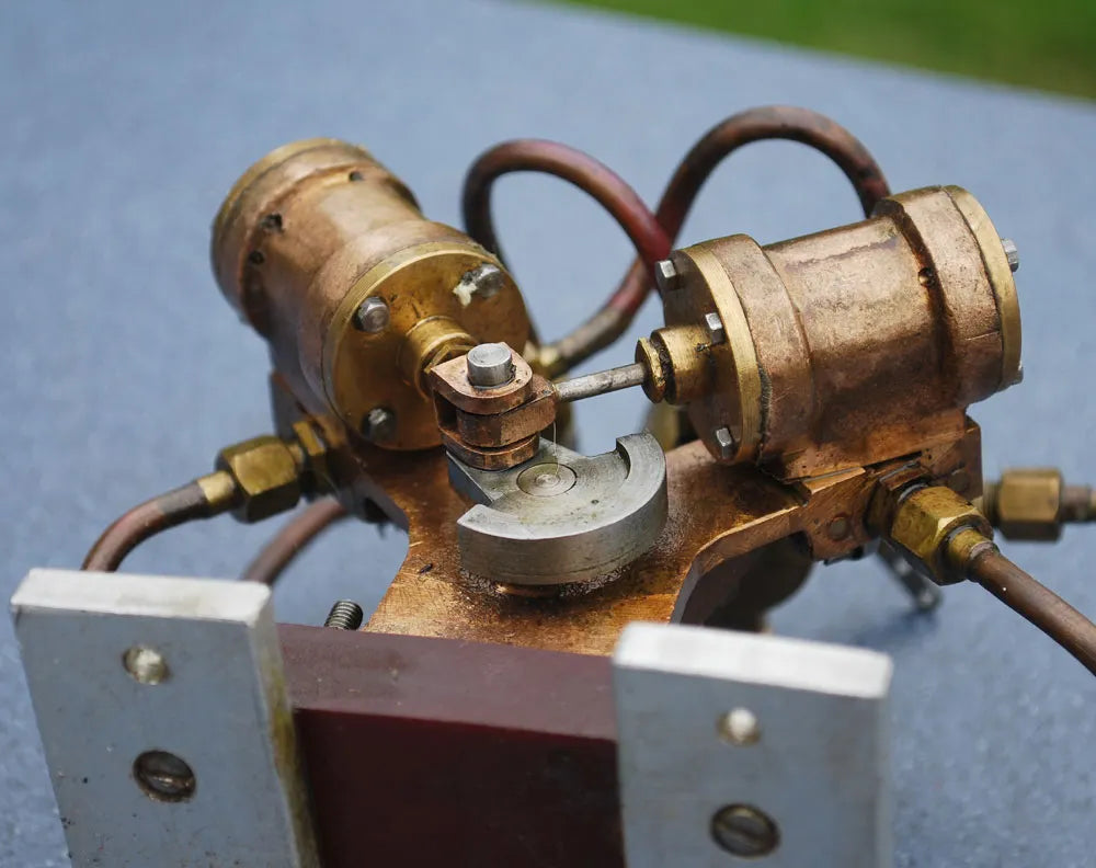 Blackgates V-twin oscillating engine with reversing gear