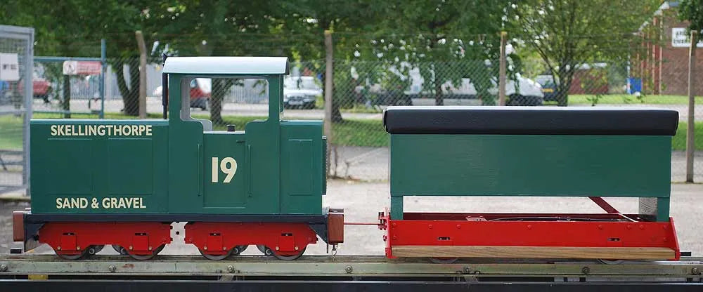 5 inch gauge battery-electric shunter with driving truck