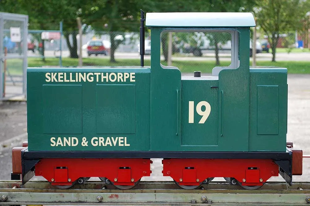 5 inch gauge battery-electric shunter with driving truck