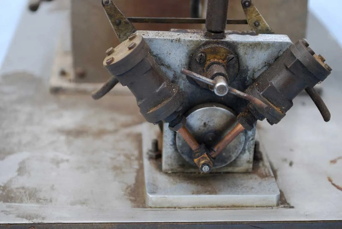 V-twin engine with horizontal boiler