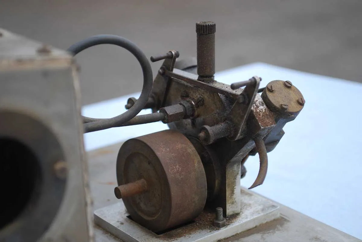 V-twin engine with horizontal boiler