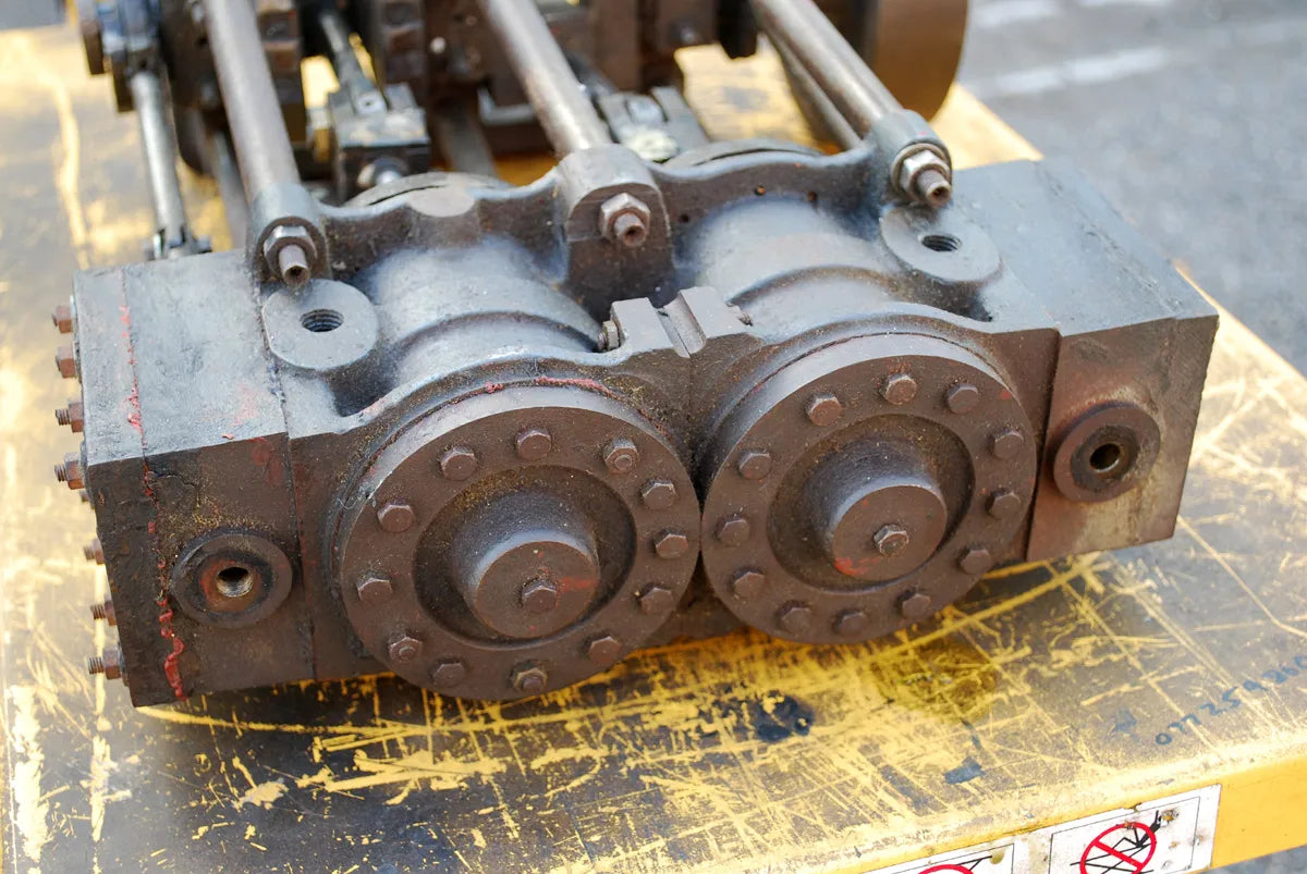 Twin cylinder launch engine
