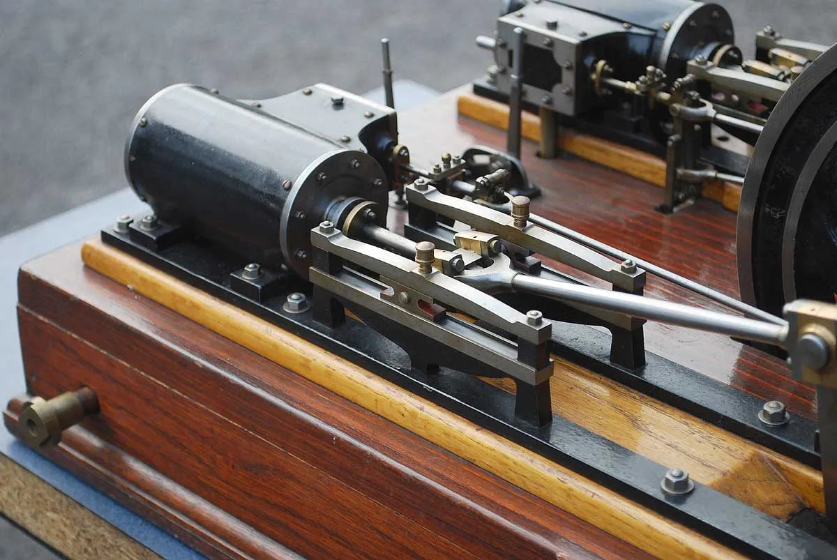 Large twin cylinder mill engine