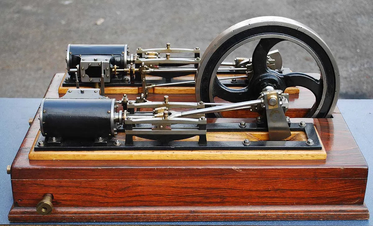 Large twin cylinder mill engine