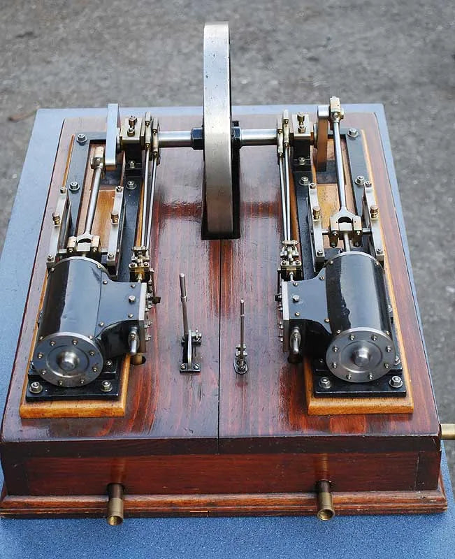 Large twin cylinder mill engine