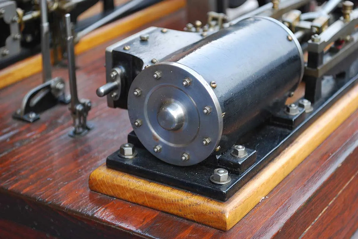 Large twin cylinder mill engine