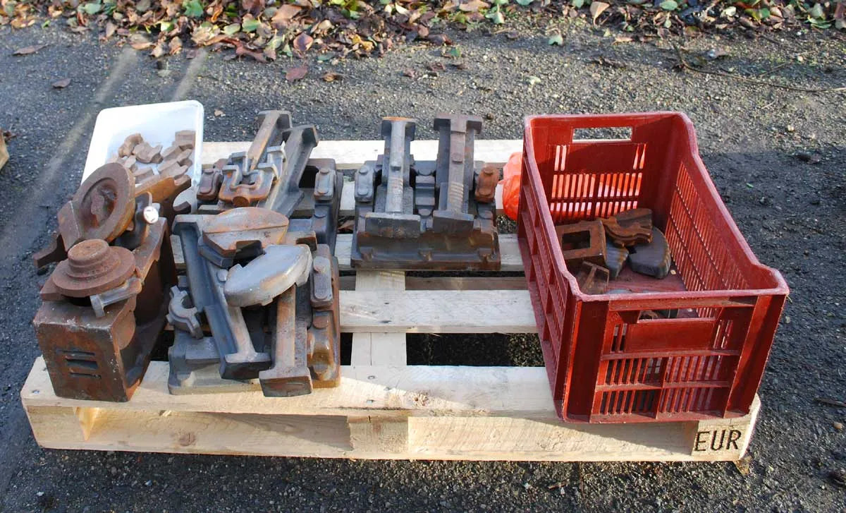 Quantity large vertical twin castings