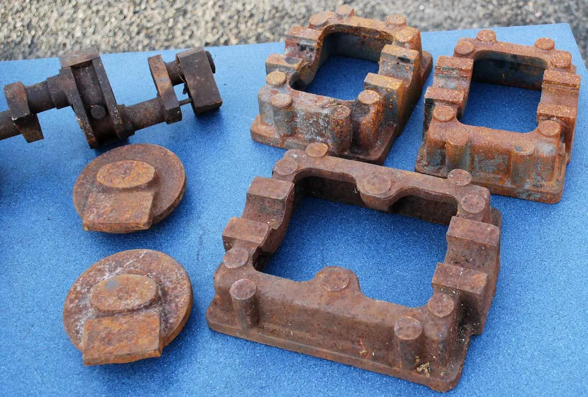 Quantity small vertical engine castings