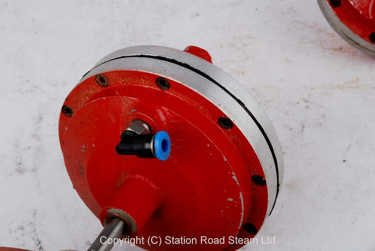 Pair vacuum brake cylinders