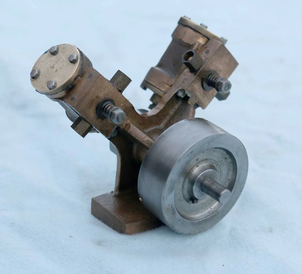V-twin oscillating engine