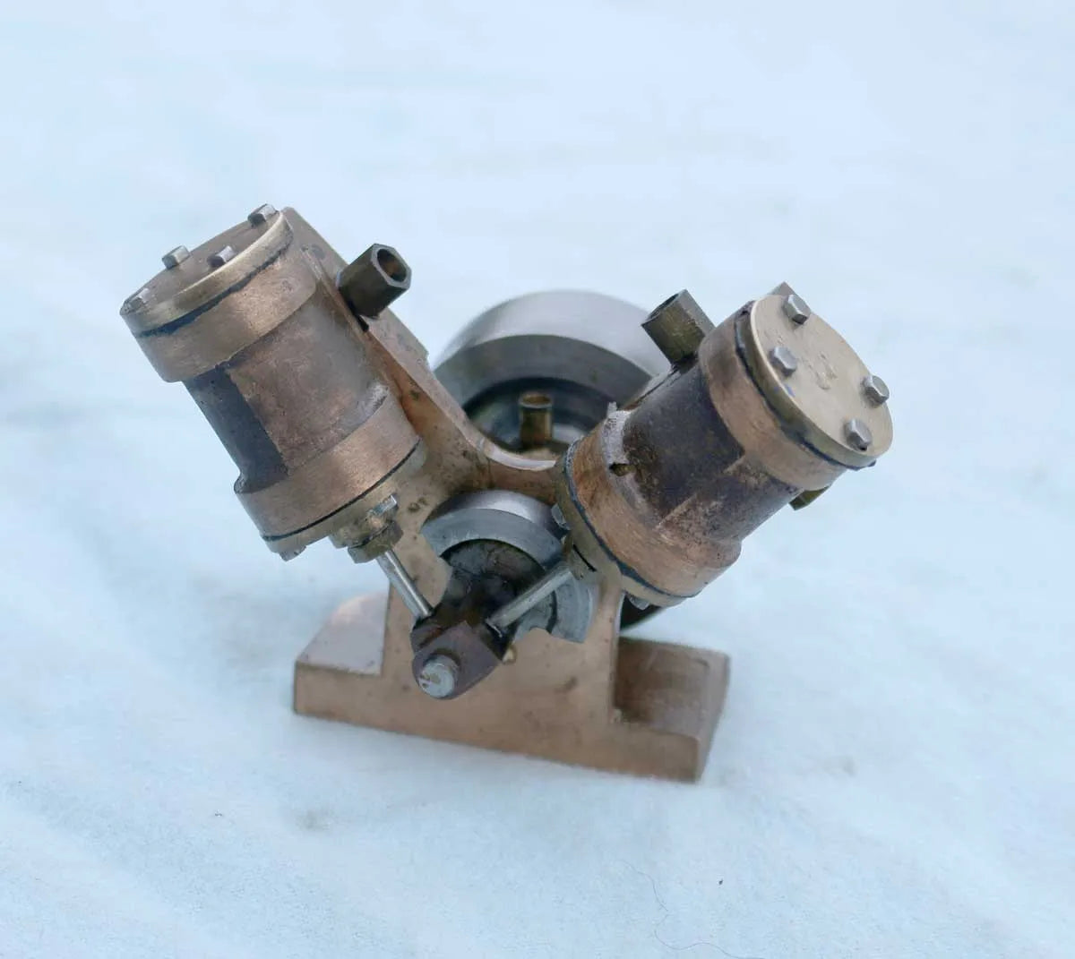 V-twin oscillating engine