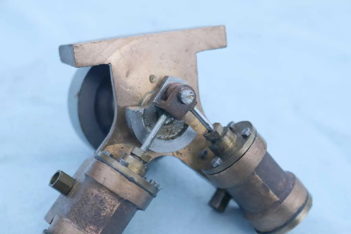 V-twin oscillating engine