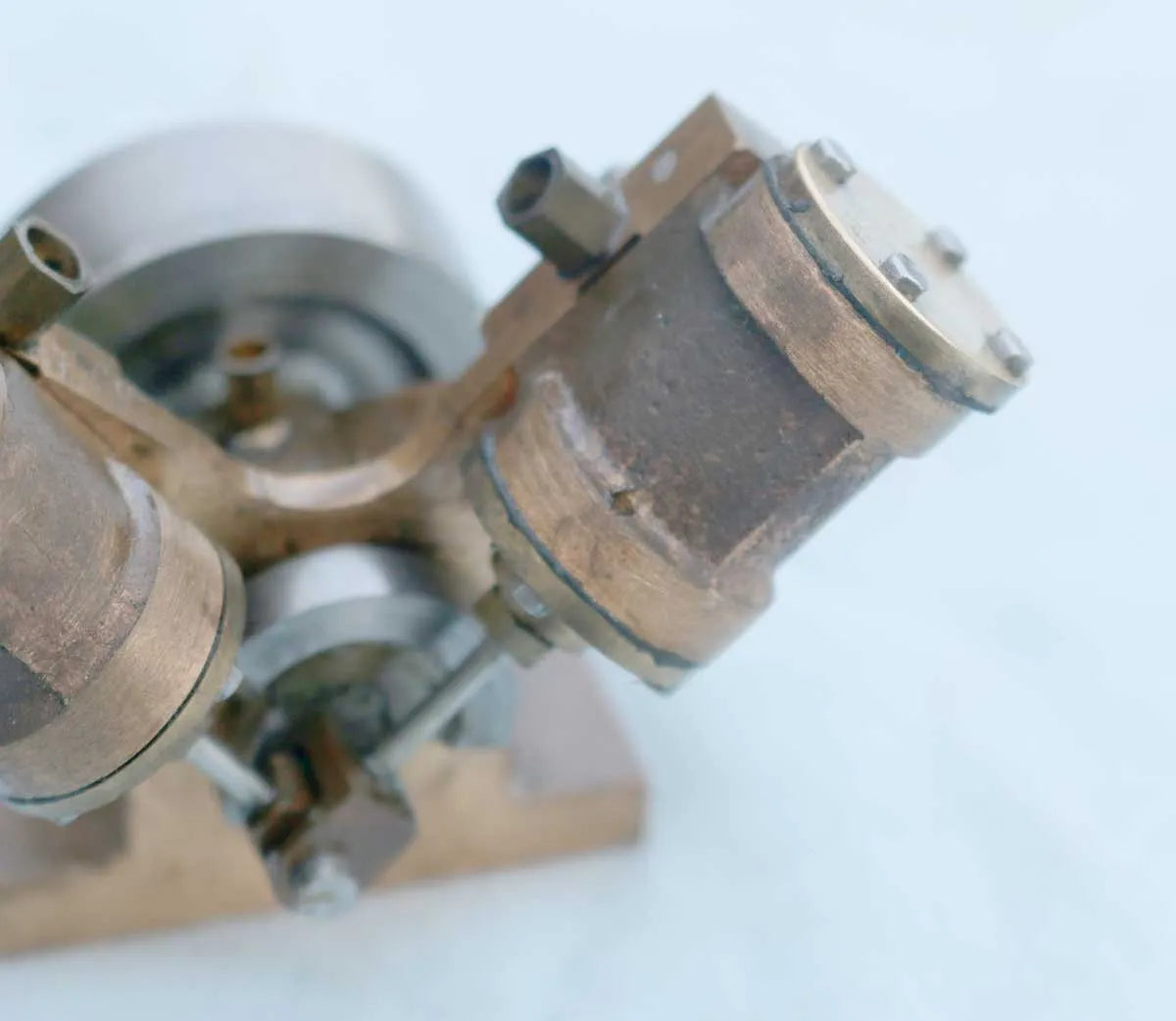 V-twin oscillating engine