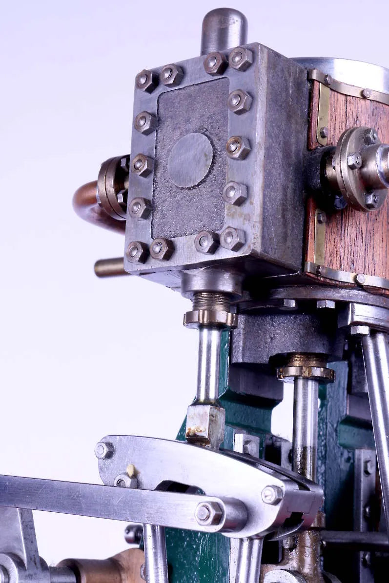 Vertical twin engine with reversing gear