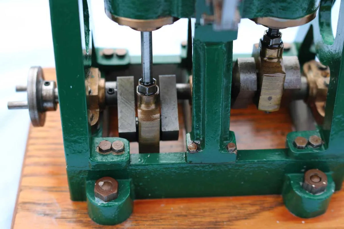 Oscillating twin engine