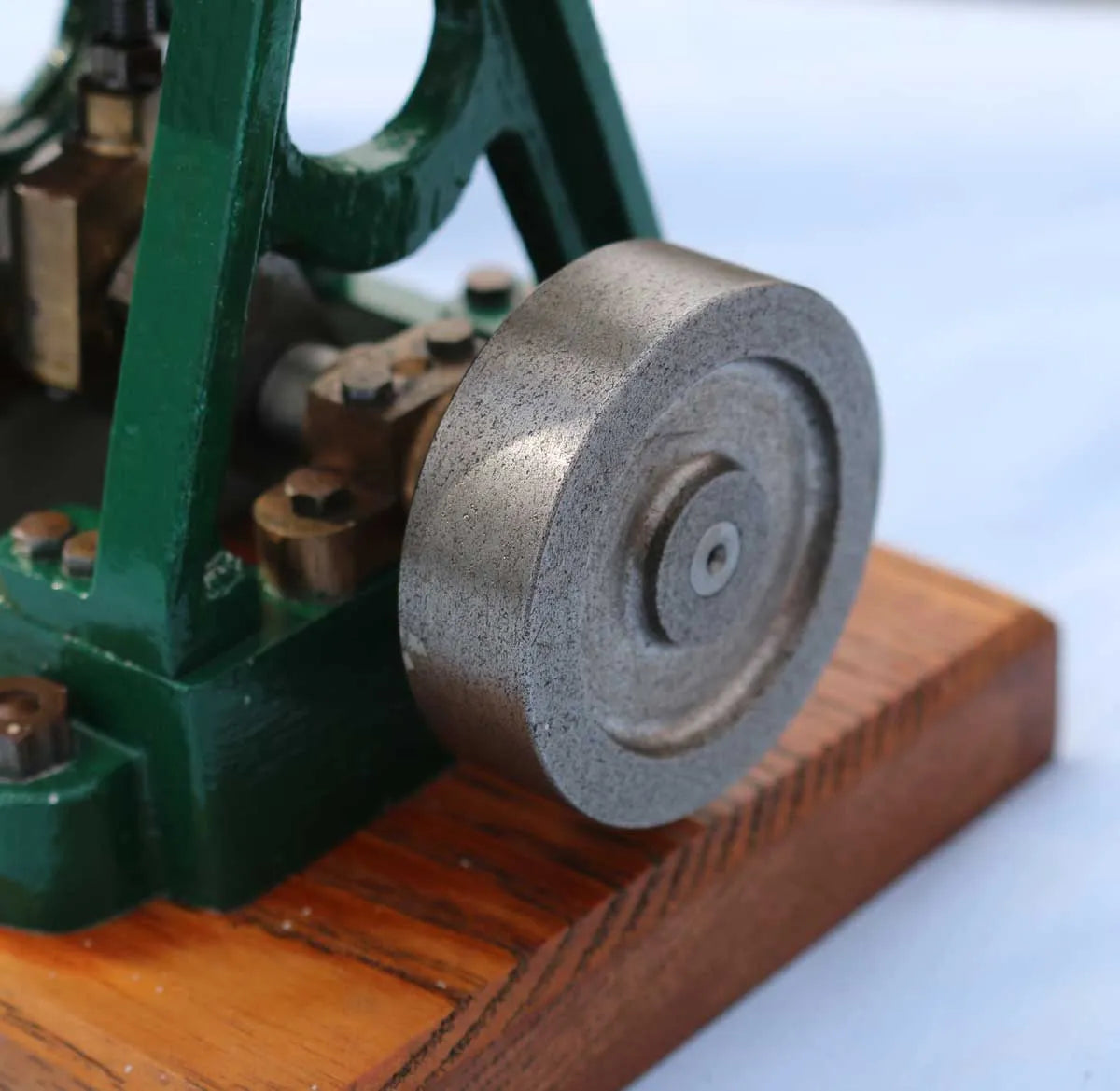 Oscillating twin engine