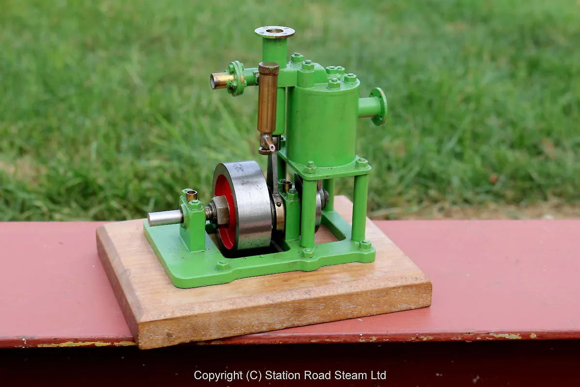 Small piston-valve vertical engine